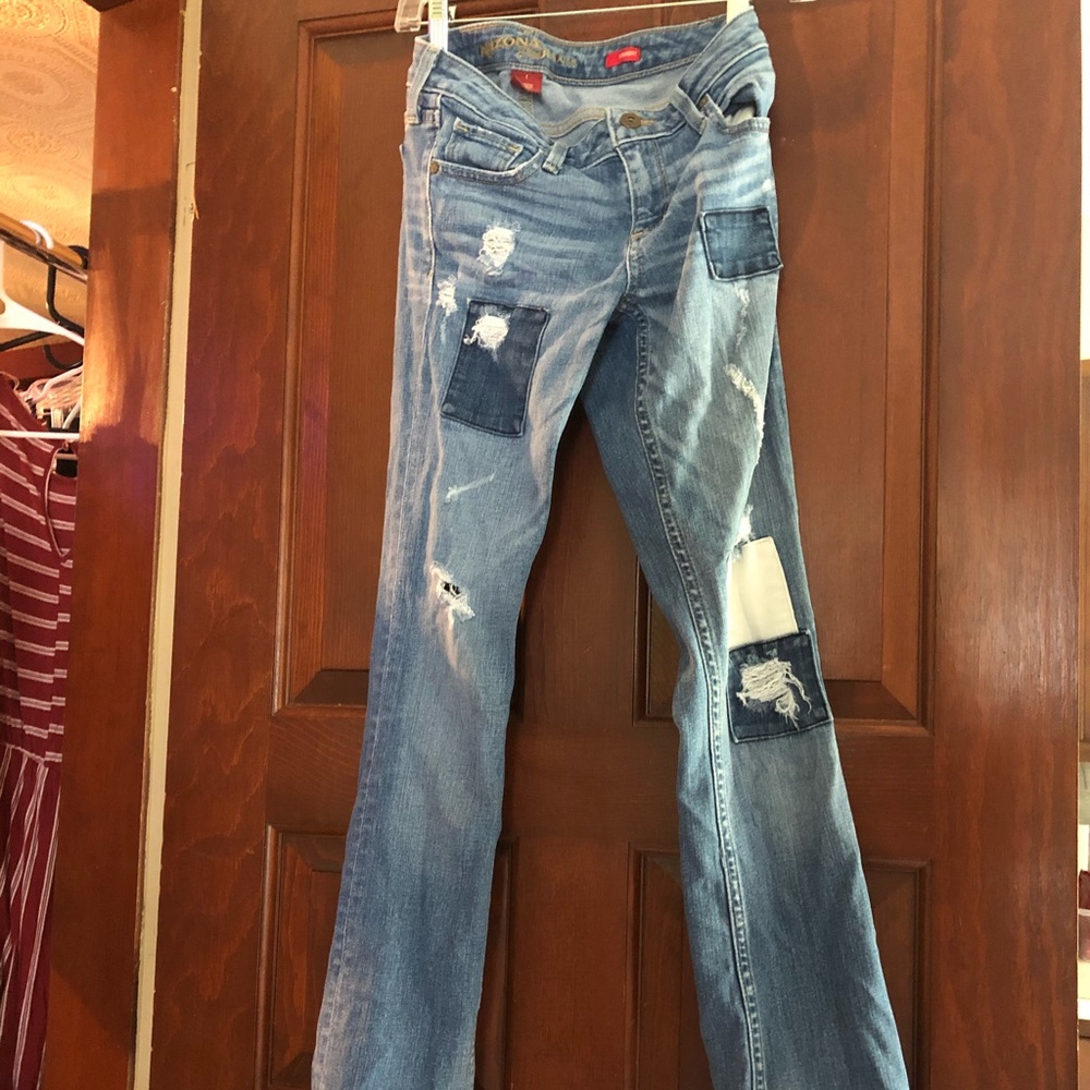 Straight Arizona Jeans with Patches and rips